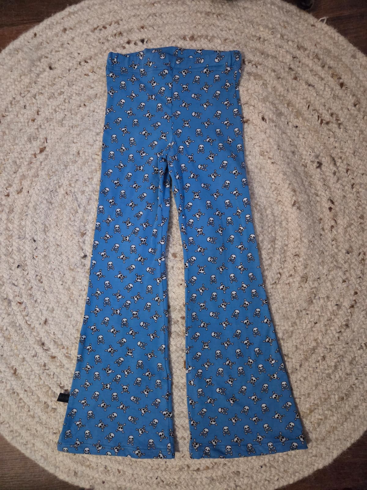 flared legging voor over wasbare luiers. tricot blauw met schedels. stoer