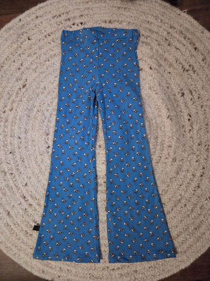 flared legging voor over wasbare luiers. tricot blauw met schedels. stoer