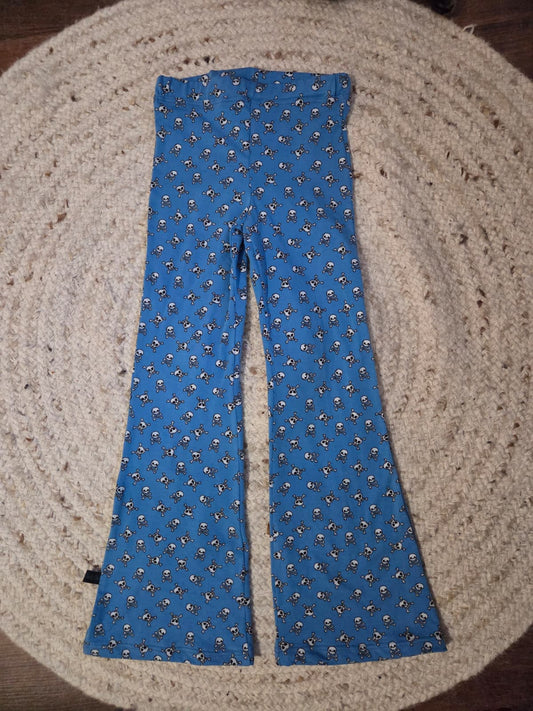 flared legging voor over wasbare luiers. tricot blauw met schedels. stoer