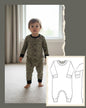 technische tekening van baby onesie voor wasbare luiersen een peuter die er een aan heeft