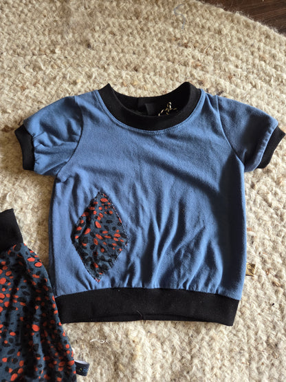 detailfoto van blauw shirt passend bij broekje voor wasbare luiers