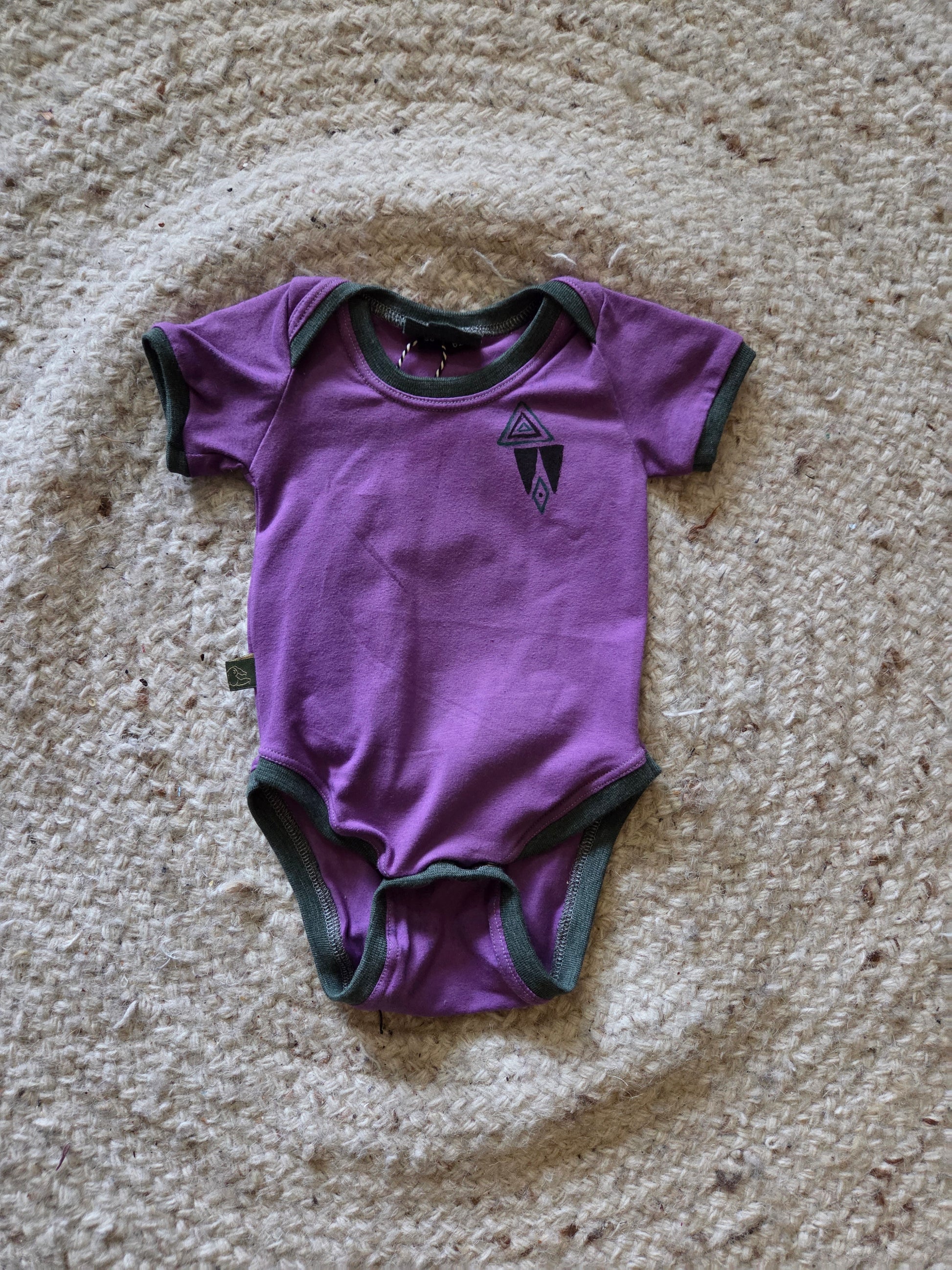 paarse romper ontworpen voor over wasbare luiers. Met printdetail