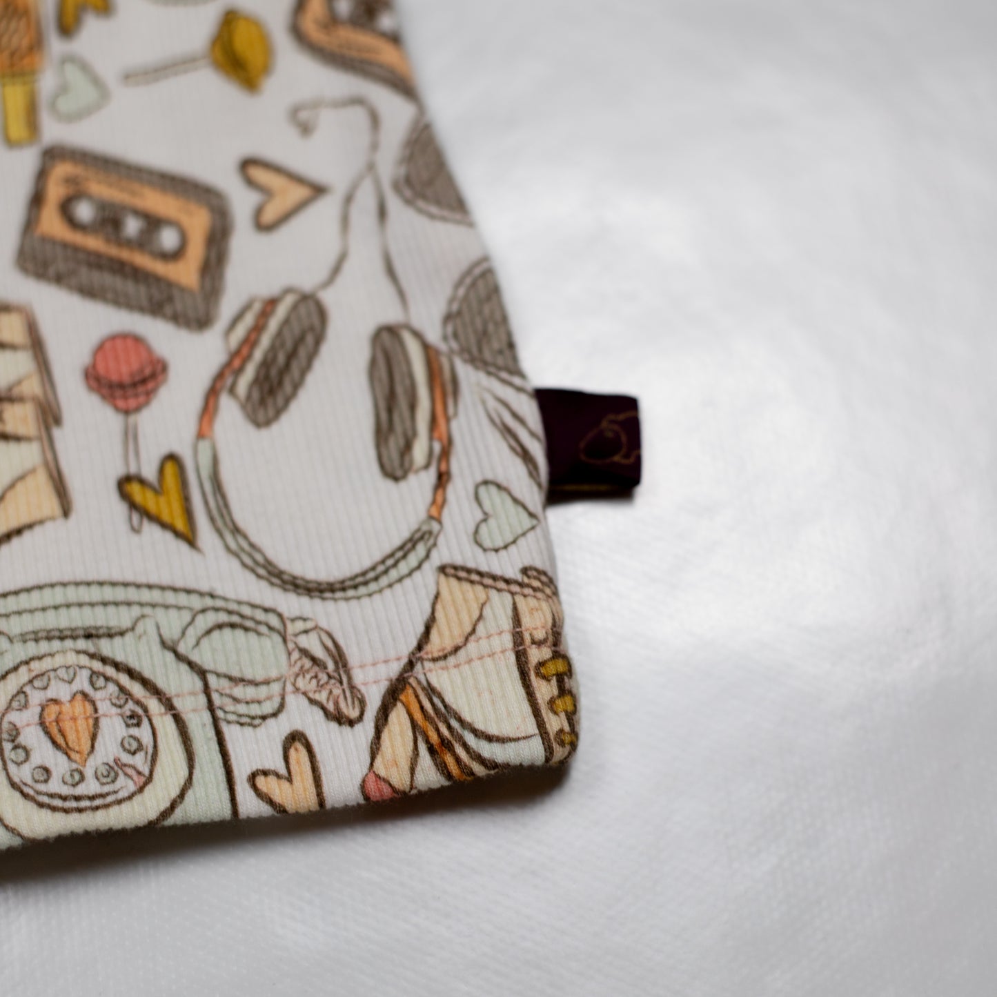 detail van zoom aan tshirt met retro print