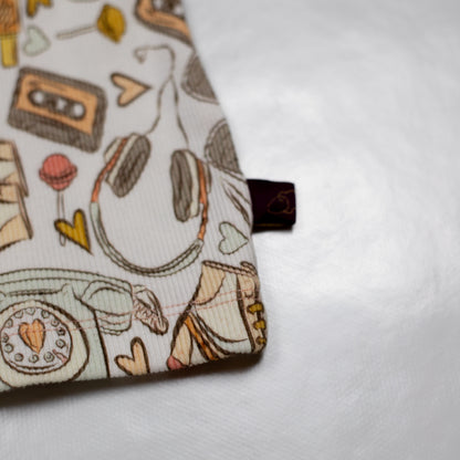 detail van zoom aan tshirt met retro print