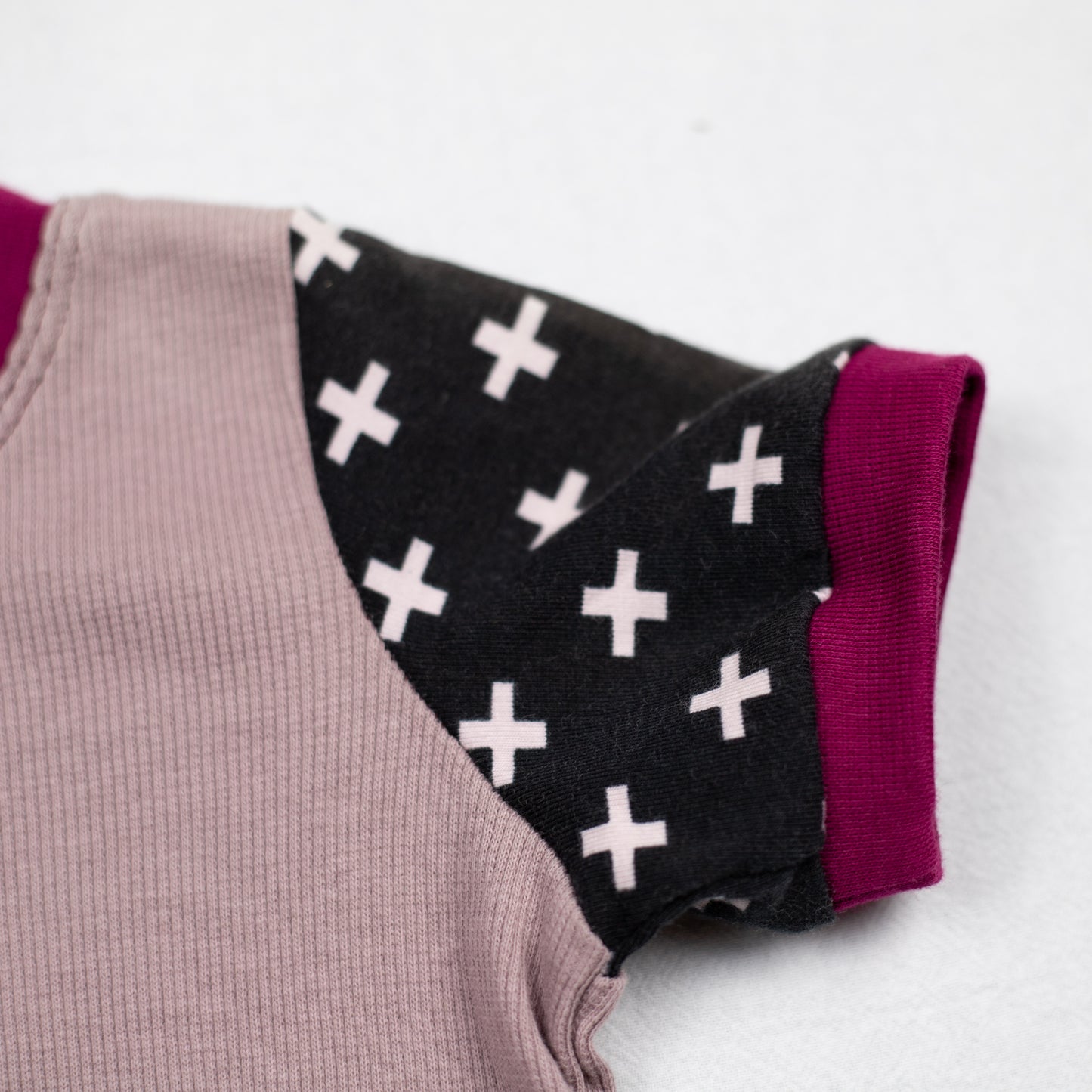 T-Shirt Aubergine Cross 56-62