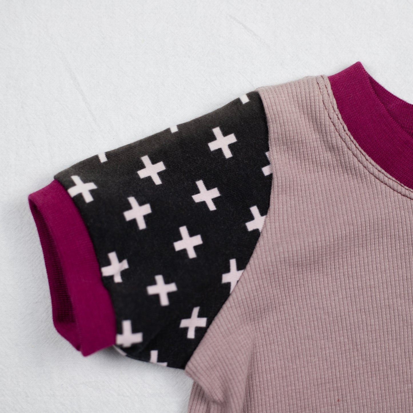 T-Shirt Aubergine Cross 56-62